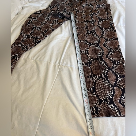 Babaton Atelier Aritzia
Conan Snake
Print Cropped Pull On Pants
Size 10, office - Picture 12 of 12